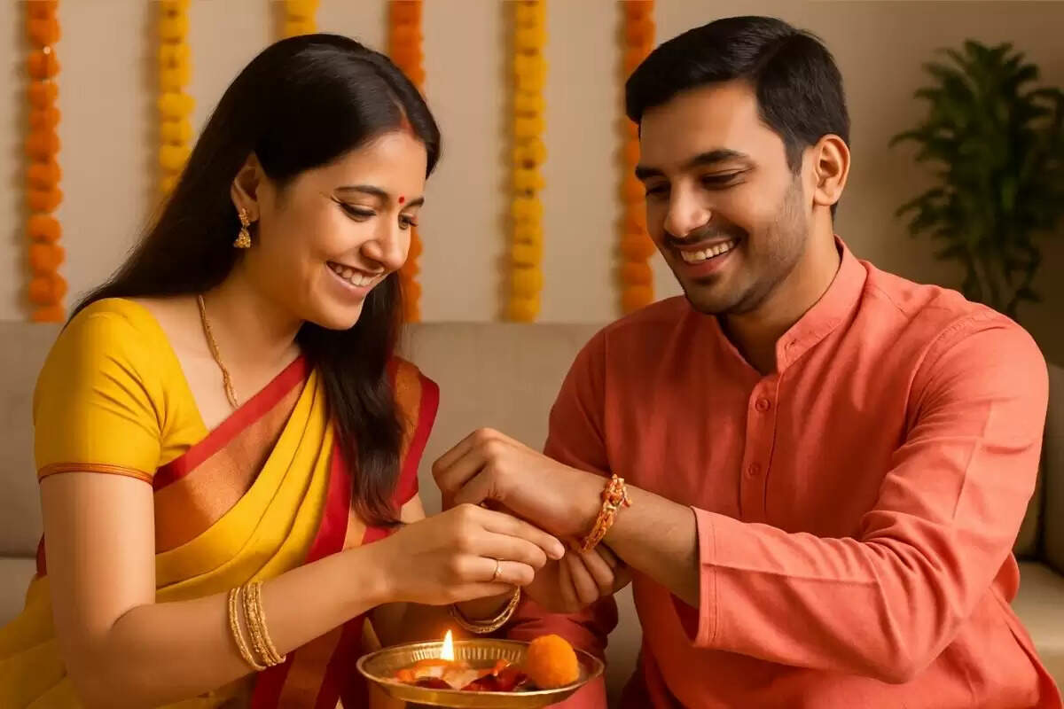 रक्षा बंधन 2025 में बहन अपने भाई की कलाई पर मुस्कुराते हुए राखी बांध रही है