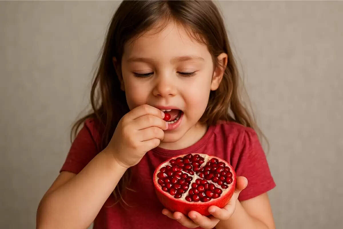 Girl eating anar showing health benefits of pomegranate, अनार खाते हुए लड़की, स्वास्थ्य लाभ दर्शाते हुए